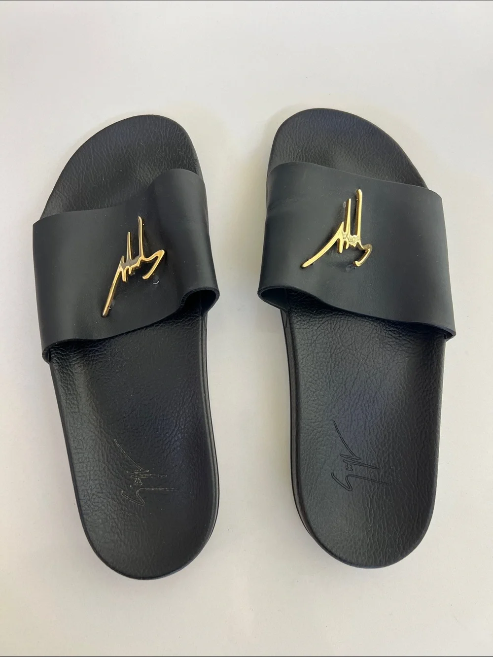 Giuseppe Zanotti brett signature gold tone logo black leather open toe slides 44